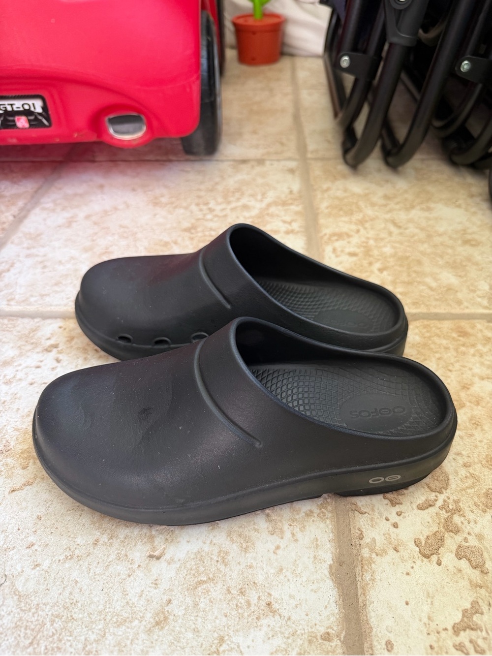 OOFOS Black Clogs Slip On Womens 7/Mens 5